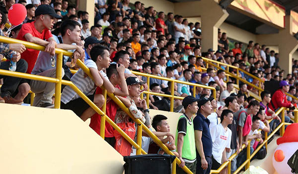 V-League ghen tỵ, thèm thuồng làm được như... giải "phủi" Hà Nội