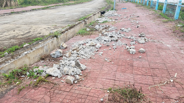 Phá công trình tiền tỉ để lấy sắt… bán phế liệu (!?)