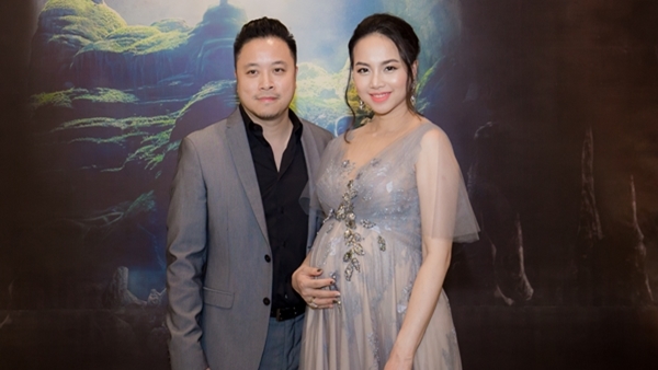 Đinh Ngọc Diệp bụng bầu 9 tháng theo Victor Vũ ra mắt 'Người bất tử'