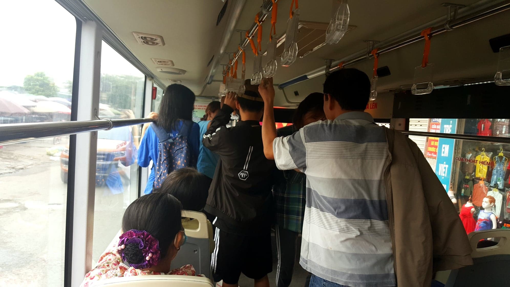Chạm vào vùng 'nhạy cảm', vị khách 80 tuổi khiến cô gái tái mặt