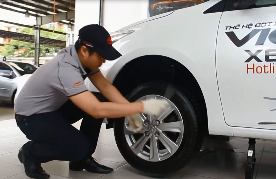 Hướng dẫn thay lốp dự phòng ôtô dễ như ‘trở bàn tay’
