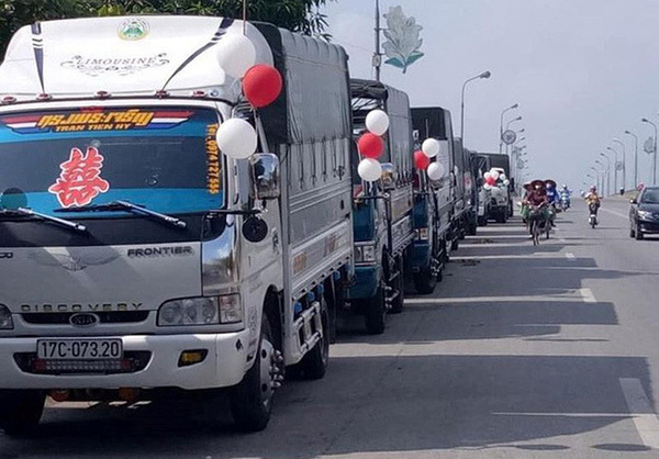 Thú vị với màn rước dâu bằng… xe tải ở Thái Bình