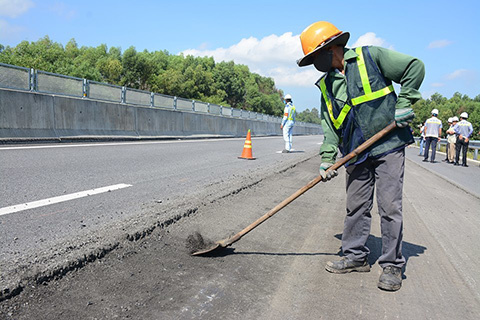 Cao tốc 34.000 tỷ chi chít ổ gà, chuyên gia lo vá xong lại hỏng
