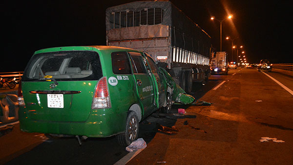 Taxi tông xe tải đậu trên cầu Cần Thơ, 3 người chết tại chỗ