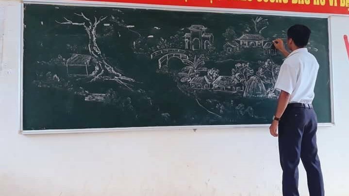 Tròn mắt với những bức tranh do thầy giáo vẽ nên bằng phấn