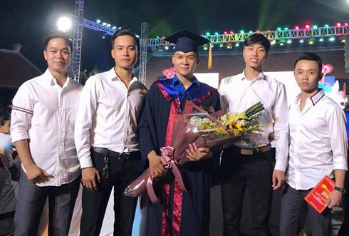 Thủ khoa ra trường bán trà sữa, nuôi chó
