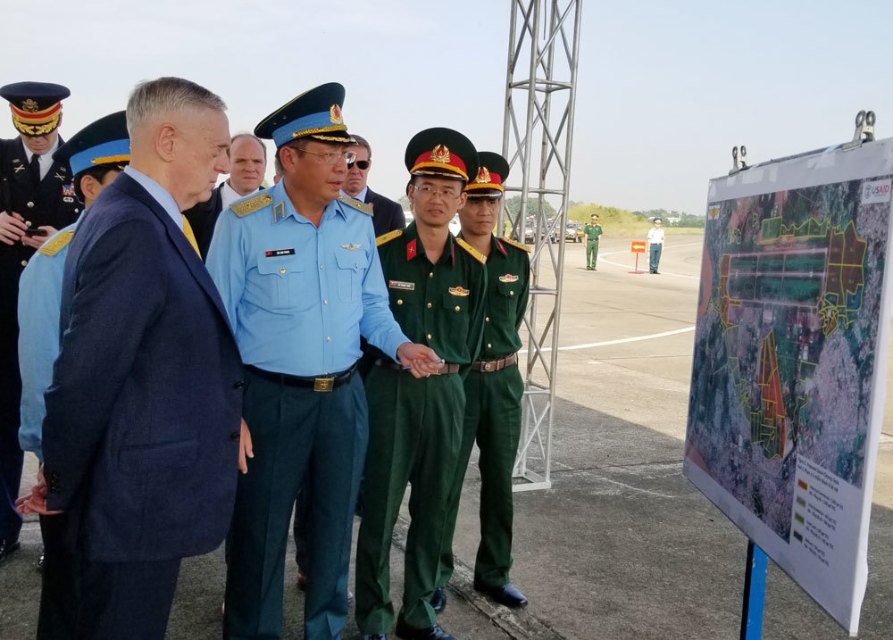 Bộ trưởng Quốc phòng Mỹ thăm sân bay Biên Hòa