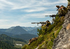 Xem lính bắn tỉa NATO tập hạ mục tiêu xuyên thung lũng