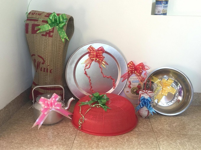Hội bạn thân mang mâm, lồng bàn mừng cưới cô dâu chú rể