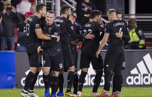 Rooney lập siêu phẩm sút phạt trên đất Mỹ