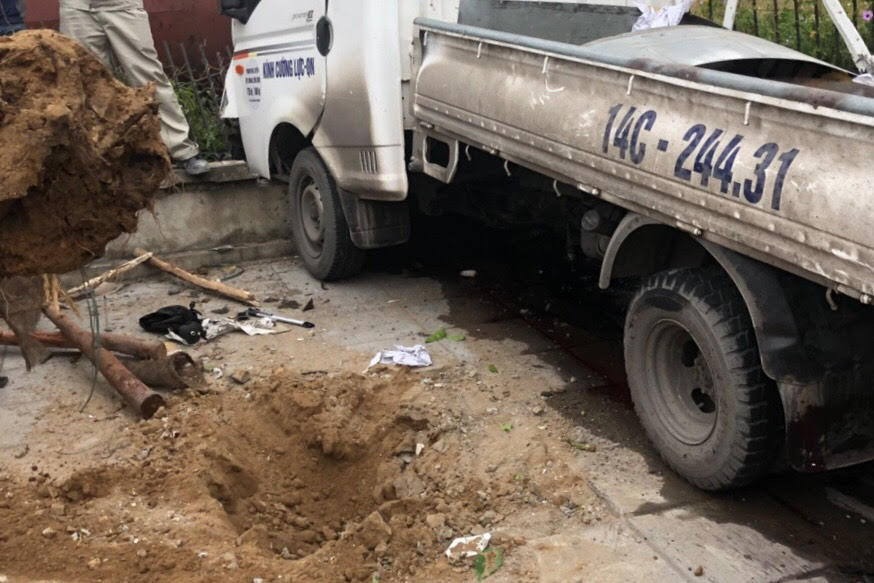 Xe container đâm xe tải, công nhân trồng cây bên đường chết oan