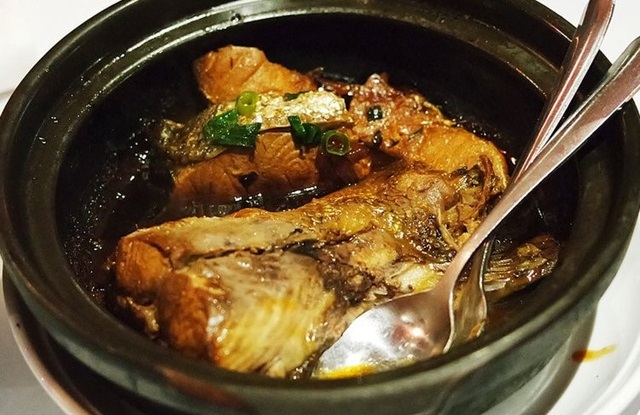 Báo nước ngoài giới thiệu cá kho tộ Việt Nam nằm trong các món hải sản đáng để thử