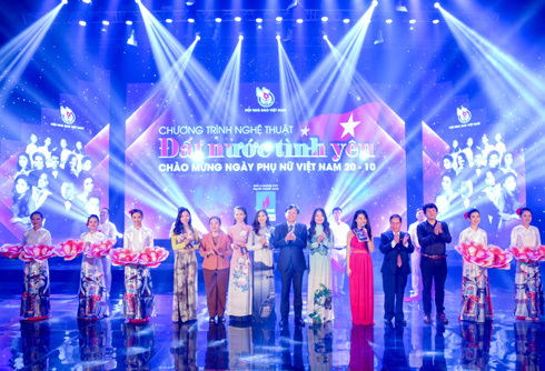 Quốc Hưng, Đăng Dương, Đinh Mạnh Ninh hát tri ân phụ nữ
