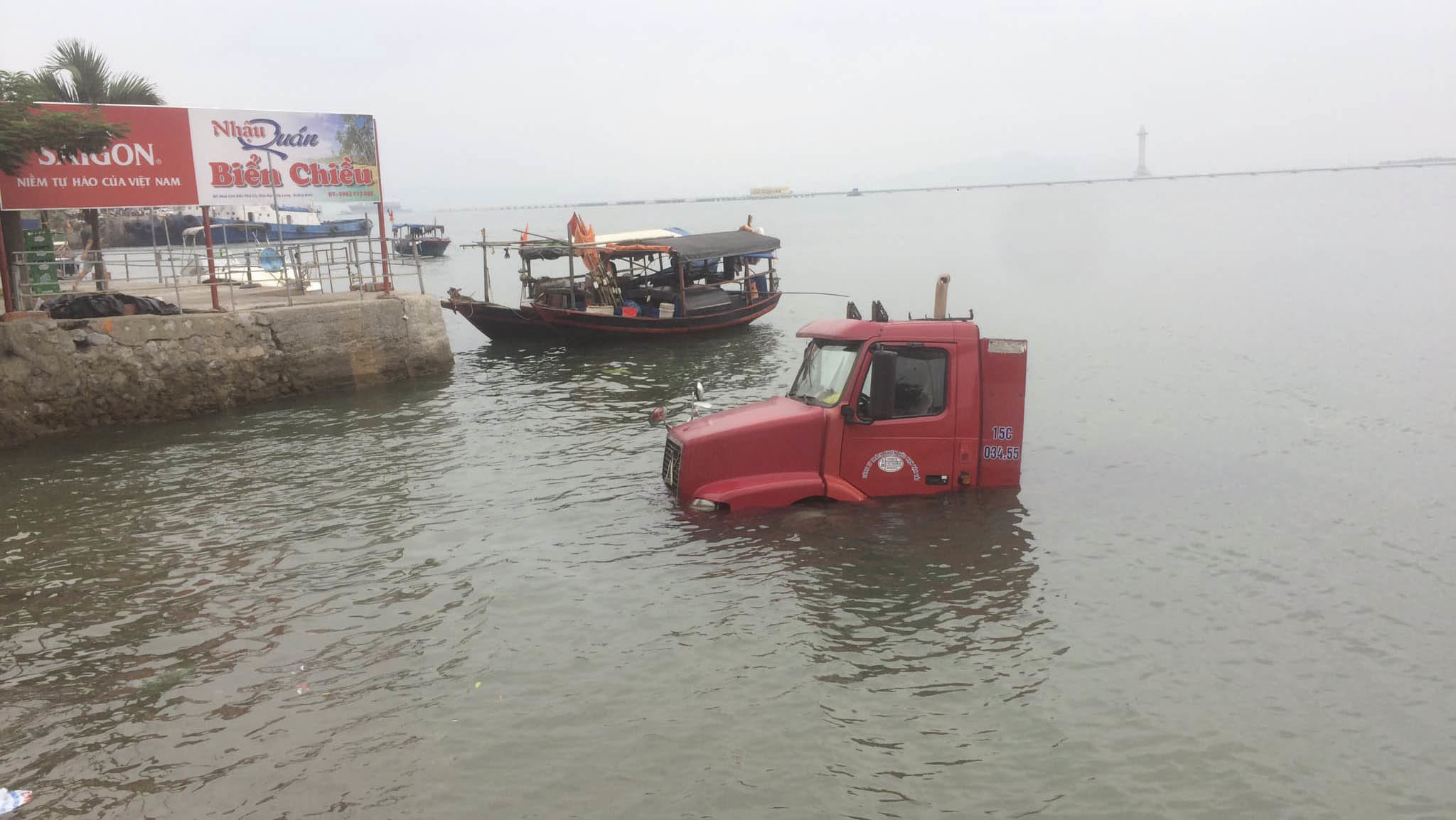 Hy hữu: Xe container trượt bánh 'tắm' dưới vịnh Hạ Long