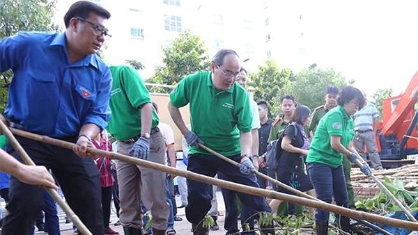 Bí thư Nguyễn Thiện Nhân cùng người dân xuống kênh dọn rác