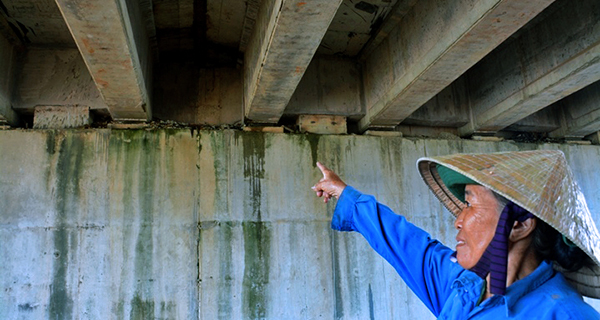 Mưa làm cao tốc 34.000 tỷ dột, lộ cả bẹ chuối dưới gầm cầu