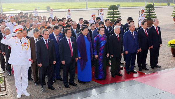 Các đại biểu Quốc hội vào Lăng viếng Chủ tịch Hồ Chí Minh