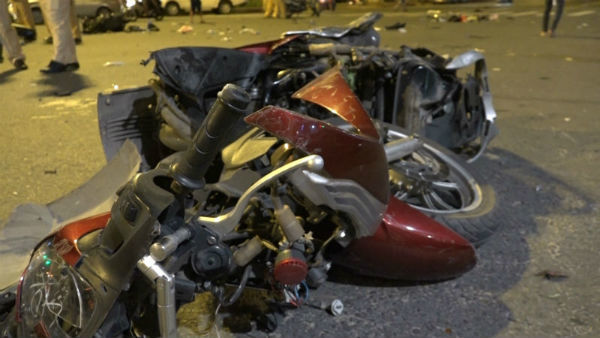 Vụ BMW tông hàng loạt xe máy: Tiếng va chạm như tiếng nổ, người nằm la liệt