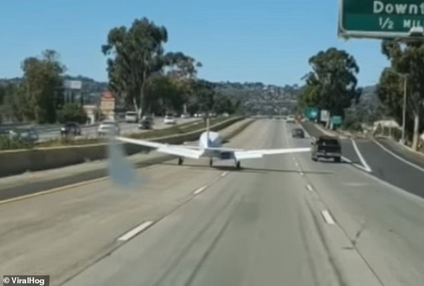 Xem máy bay hạ cánh khẩn xuống đường cao tốc