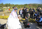Cặp đôi hạnh phúc tổ chức đám cưới tại nghĩa trang