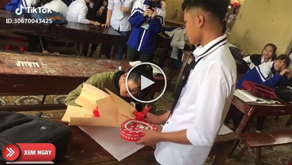 Giây phút tỏ tình ngày 20/10 bỗng chốc trở thành "thảm họa" với chàng trai thiếu kiên nhẫn