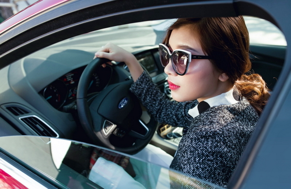 Phụ nữ lái xe ô tô: Phụ nữ luôn nhanh nhẹn và thông minh trong mọi tình huống, và khi lái xe, họ cũng không ngoại lệ. Trong hình ảnh này, chị gái đang thể hiện một phong thái lái xe chuyên nghiệp và an toàn. Hãy khám phá thêm về các kĩ năng lái xe của phụ nữ và cảm nhận sự đẳng cấp của họ.
