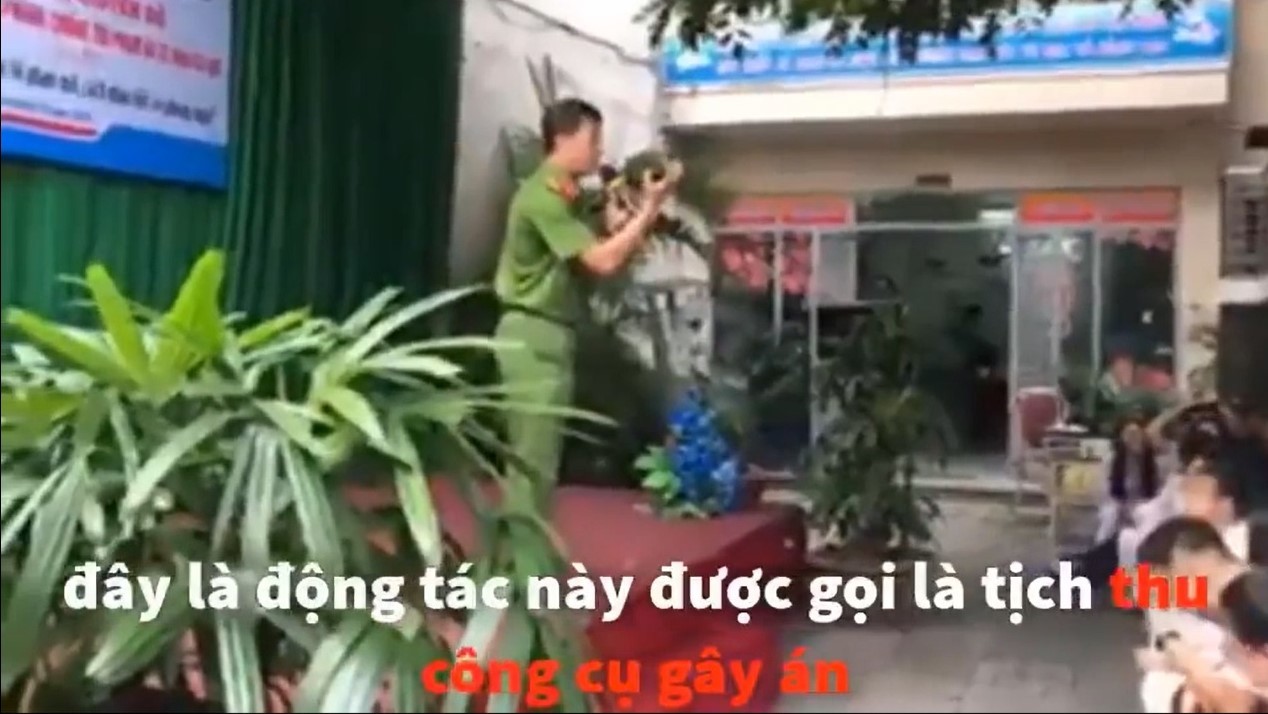 Clip anh công an dạy nữ sinh bí kíp chống yêu râu xanh bằng 