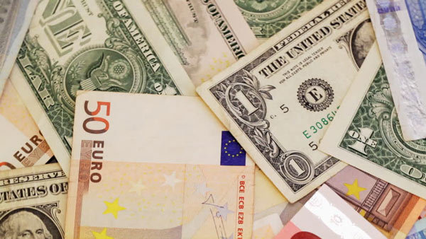 Tỷ giá ngoại tệ ngày 25/10: Dồn dập mua vào, USD tăng vọt
