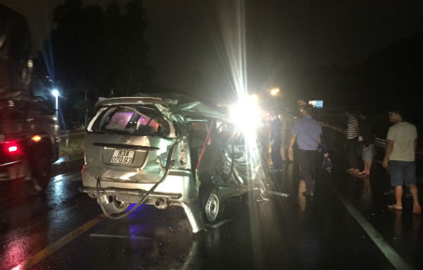 Vượt xe khách, ôtô 7 chỗ bị tông bẹp dúm, 1 người chết