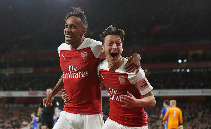 Ozil rực sáng, Arsenal thắng trận thứ 10 liên tiếp
