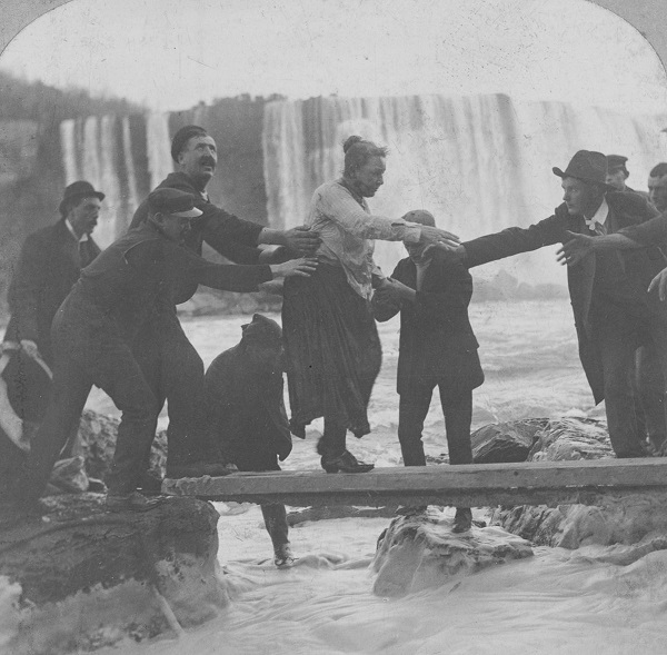 Ngày này năm xưa: Nữ giáo viên chui thùng gỗ 'nhảy' thác mạnh nhất Bắc Mỹ