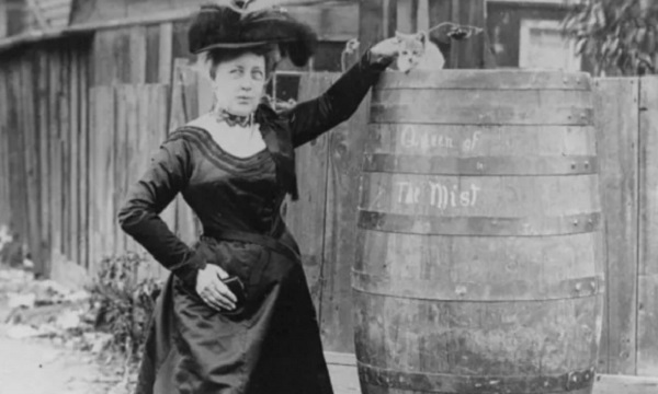 Ngày này năm xưa: Nữ giáo viên chui thùng gỗ 'nhảy' thác mạnh nhất Bắc Mỹ