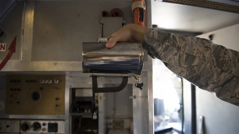 Không lực Mỹ 'loay hoay' giải thích cốc cà phê giá 30 triệu đồng