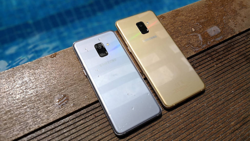 Smartphone chống nước: Chọn Xperia XZ1, Galaxy A8 2018 hay Moto X4?