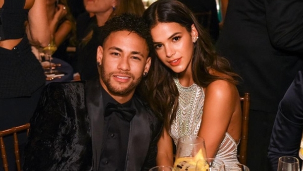 Ngôi sao bóng đá Neymar lại chia tay bạn gái minh tinh