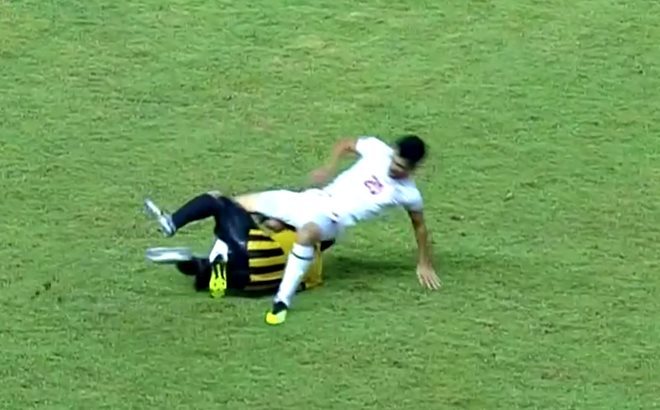Cầu thủ U19 Malaysia khiến đối thủ dính chấn thương rợn người