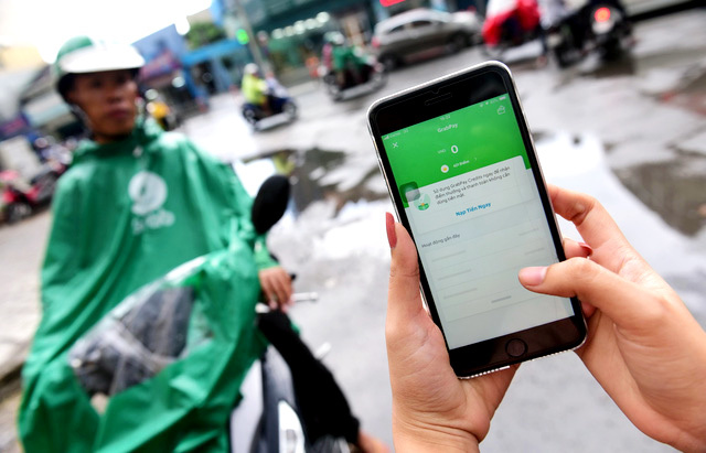 Grab ’phong tỏa’ tiền dân, thu thập thông tin khách hàng