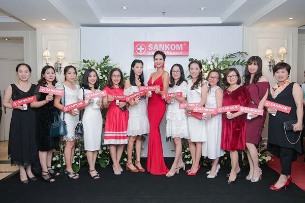 H’Hen Niê rạng rỡ trong lễ ra mắt Sankom Thuỵ Sĩ