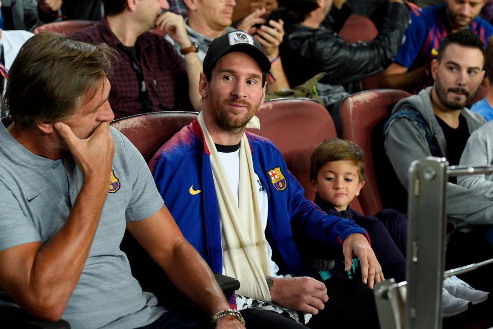 Messi cười tươi cùng con trai xem Barca đánh bại Inter