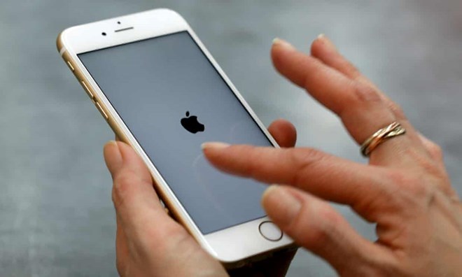 Apple và Samsung bị phạt nặng vì cố tình làm chậm điện thoại đời cũ