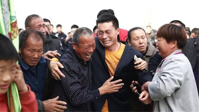 Nước mắt tuôn rơi ngày cha gặp lại 2 con trai thất lạc sau 23 năm