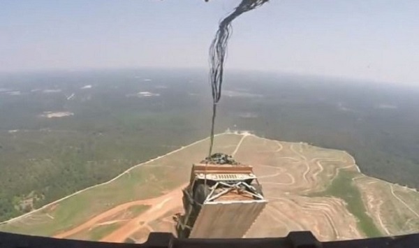 Máy bay vận tải Mỹ thả xe bọc thép xuống sân chơi trẻ em