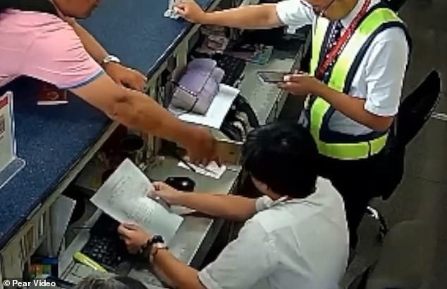Khách Trung Quốc tát thẳng vào mặt nhân viên sân bay vì bị trễ chuyến