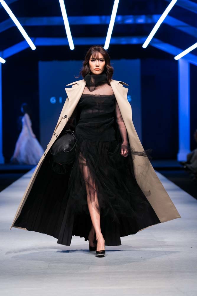 Vietnam international fashion week mở màn bằng mẫu thiết kế NTK Lâm Gia Khang