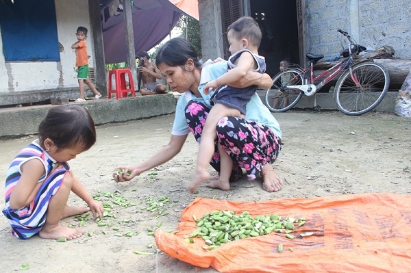 Cha mù lòa, mẹ bệnh nặng, hai đứa trẻ lả người vì đói