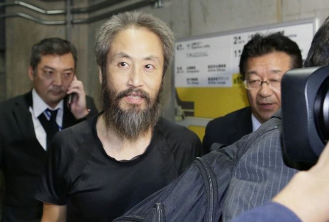 Nhà báo Nhật bị khủng bố cấm gãi đầu, thở bằng mũi