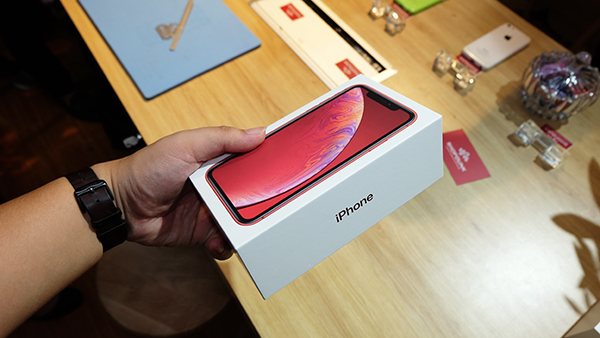 Mở hộp iPhone Xr mới về Việt Nam giá 23 triệu đồng