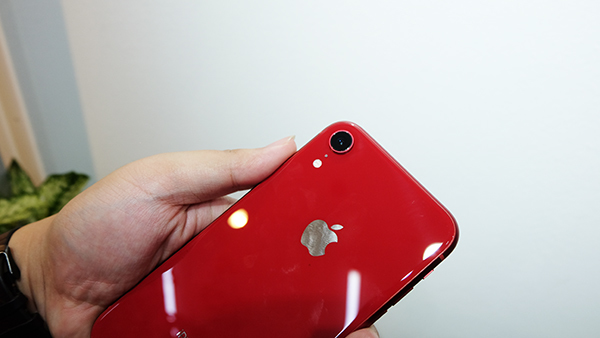 Mở hộp iPhone Xr mới về Việt Nam giá 23 triệu đồng