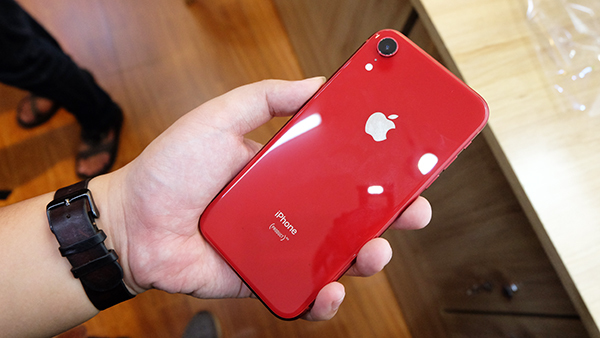 Mở hộp iPhone Xr mới về Việt Nam giá 23 triệu đồng