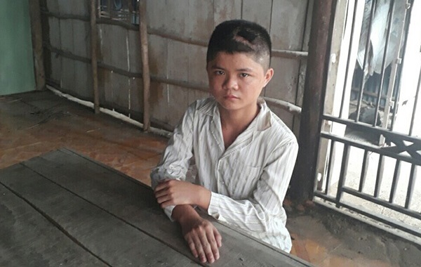Đường cùng, cha mẹ dỡ nhà bán tôn cũ cứu con